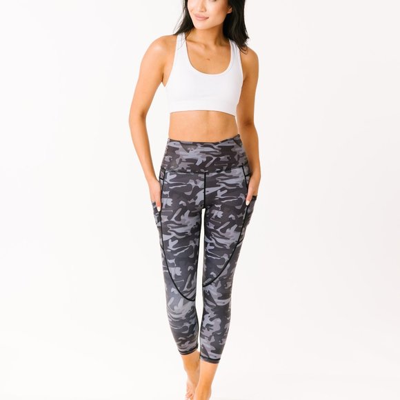 ZYIA ACTIVE Black Camo Metallic Pocket Light n Tight Hi-Rise Capri 20" Size 8-10